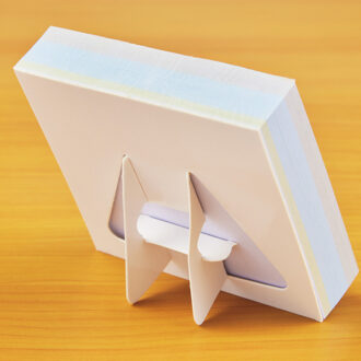 簡易スタンドが付いているので、立てかけられます。