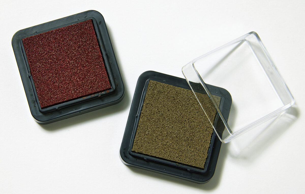 ややくすんだニュアンスレッドとアンティークゴールド。 大人っぽく、かつ華やぐ季節にぴったりのカラー。