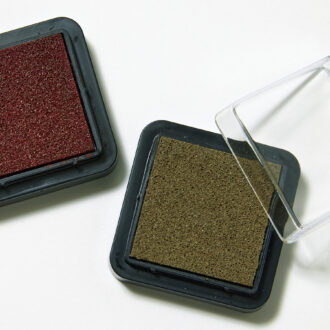 ややくすんだニュアンスレッドとアンティークゴールド。 大人っぽく、かつ華やぐ季節にぴったりのカラー。