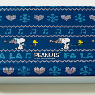 編み込みニット風のプリントと、スヌーピー＆ウッドストックのイラストがマッチしたおしゃれなブリキ缶。