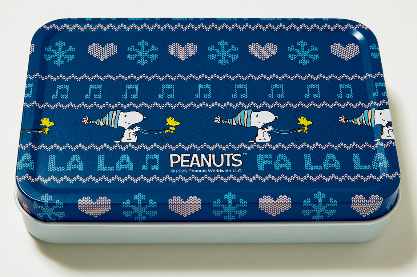 編み込みニット風のプリントと、スヌーピー＆ウッドストックのイラストがマッチしたおしゃれなブリキ缶。