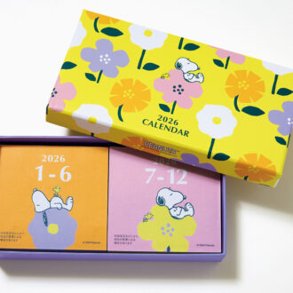 ☑︎ 紙箱 ☑︎ 日めくりカレンダー２冊（上半期／下半期） 硬さのあるしっかりした紙箱に、カレンダーをセット。 華やかなデザインが毎日を彩ります。