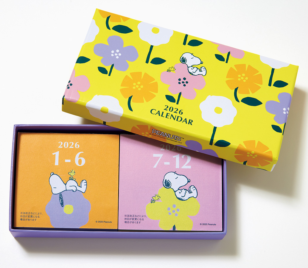 ☑︎ 紙箱 ☑︎ 日めくりカレンダー２冊（上半期／下半期） 硬さのあるしっかりした紙箱に、カレンダーをセット。 華やかなデザインが毎日を彩ります。