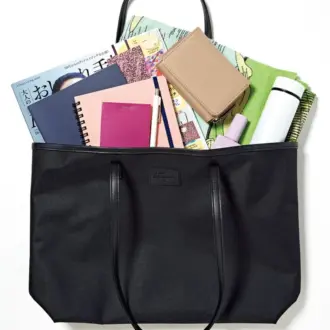 『大人のおしゃれ手帖』やA4の書類もスッポリ入ります。