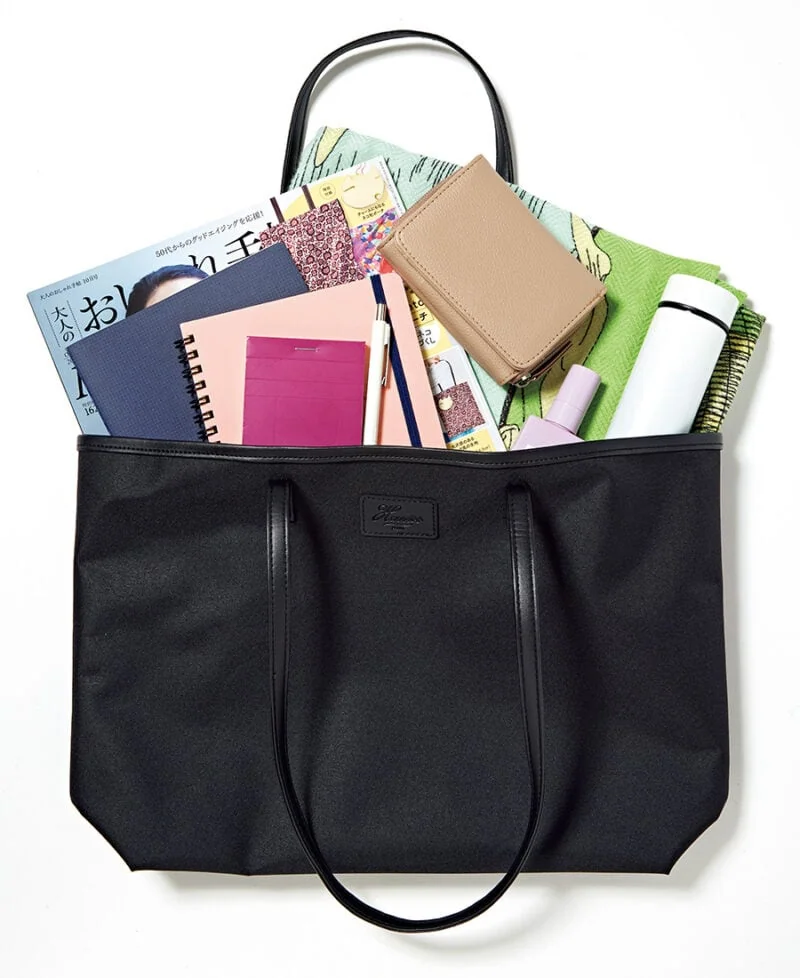 『大人のおしゃれ手帖』やA4の書類もスッポリ入ります。