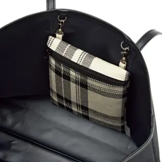 トートバッグの口にはDカンが2か所付いていて、ポシェット本体をセットできます。