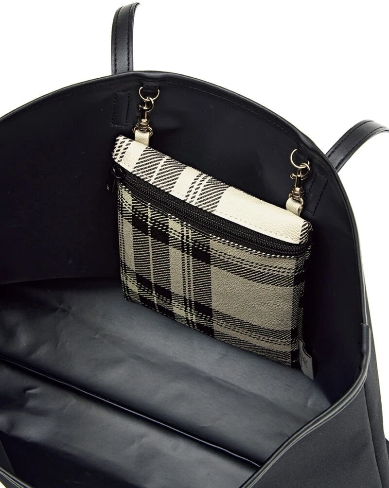 トートバッグの口にはDカンが2か所付いていて、ポシェット本体をセットできます。