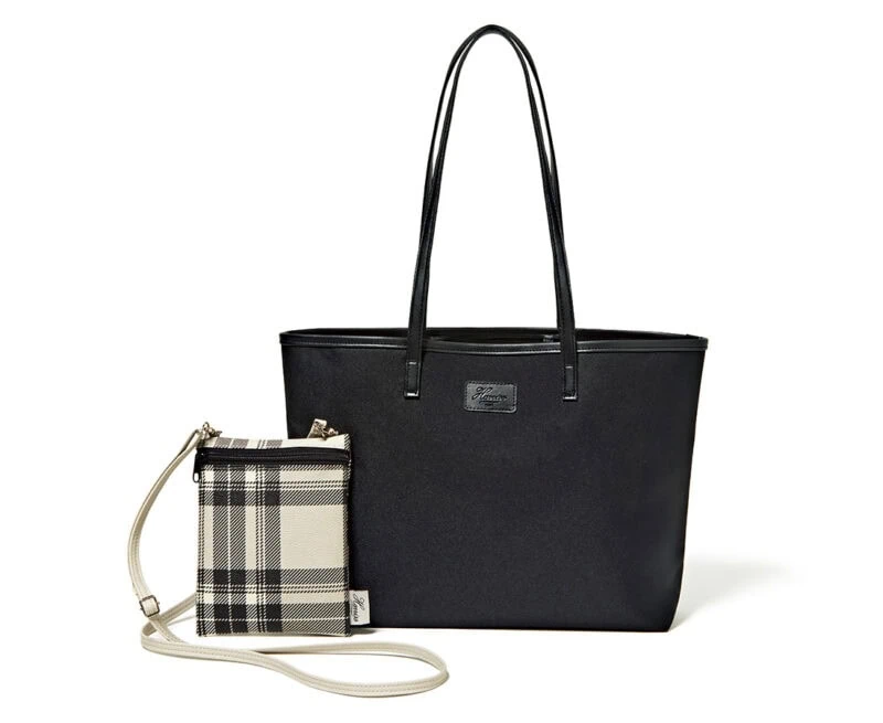 シンプルなトートに、高級感のある型押しのロゴがさりげなくおしゃれ。