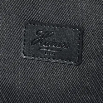 シンプルなトートに、高級感のある型押しのロゴがさりげなくおしゃれ。