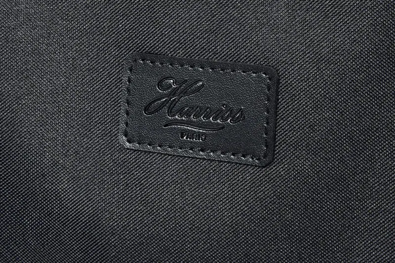 シンプルなトートに、高級感のある型押しのロゴがさりげなくおしゃれ。