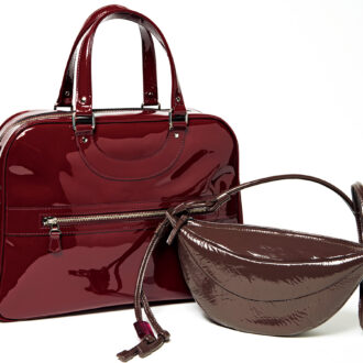 ボストンバッグ￥148,500 ／ジャック・ル・コー（アッシュ・ぺー・フランス） ショルダーバッグ￥26,400／アーカイブエプク、シューズ