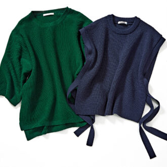 （右）サイドリボンがアクセントに。着るだけでおしゃれが決まるニットベスト￥36,300 ／スローン（ザ ショップ スローン 神戸） （左）体のラインをふんわりと包むプルオーバー。ハリ感に加え、ストレッチ性もあり着心地抜群。プルオーバー￥28,600 ／ケイ ハヤマ プリュス