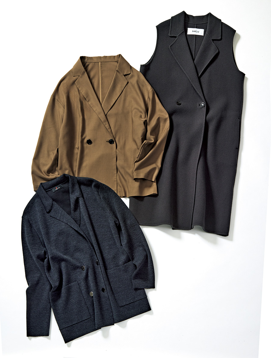 （上から） ジャケットが少し重いなと感じるときは、衿付きのジレが最適解。アームホールも大きめで重ね着もしやすい。ウールリバージレ￥28,600 ／ソージュ（ソージュ オンラインストア） 透け感があり軽い着心地。接触冷感素材なので、気温が高い日も多い今の季節に便利。ライトジャケット￥11,990 ／アンフィーロ 軽さと伸縮性を兼ね備えたウールジャージー素材のジャケットはシーズンレスで使えて優秀。ニットジャケット￥57,200 ／レキップ