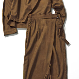 トップス￥18,700、パンツ￥28,600／ともにクライデン（アウ）