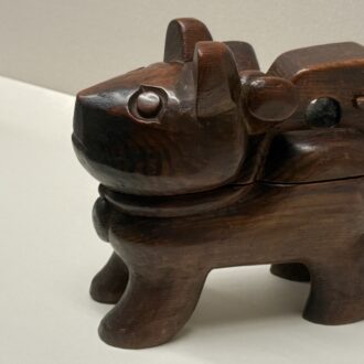 京都市京セラ美術館　特別展「民藝誕生100年—京都が紡いだ日常の美」02 「狛犬脇息」（1943）