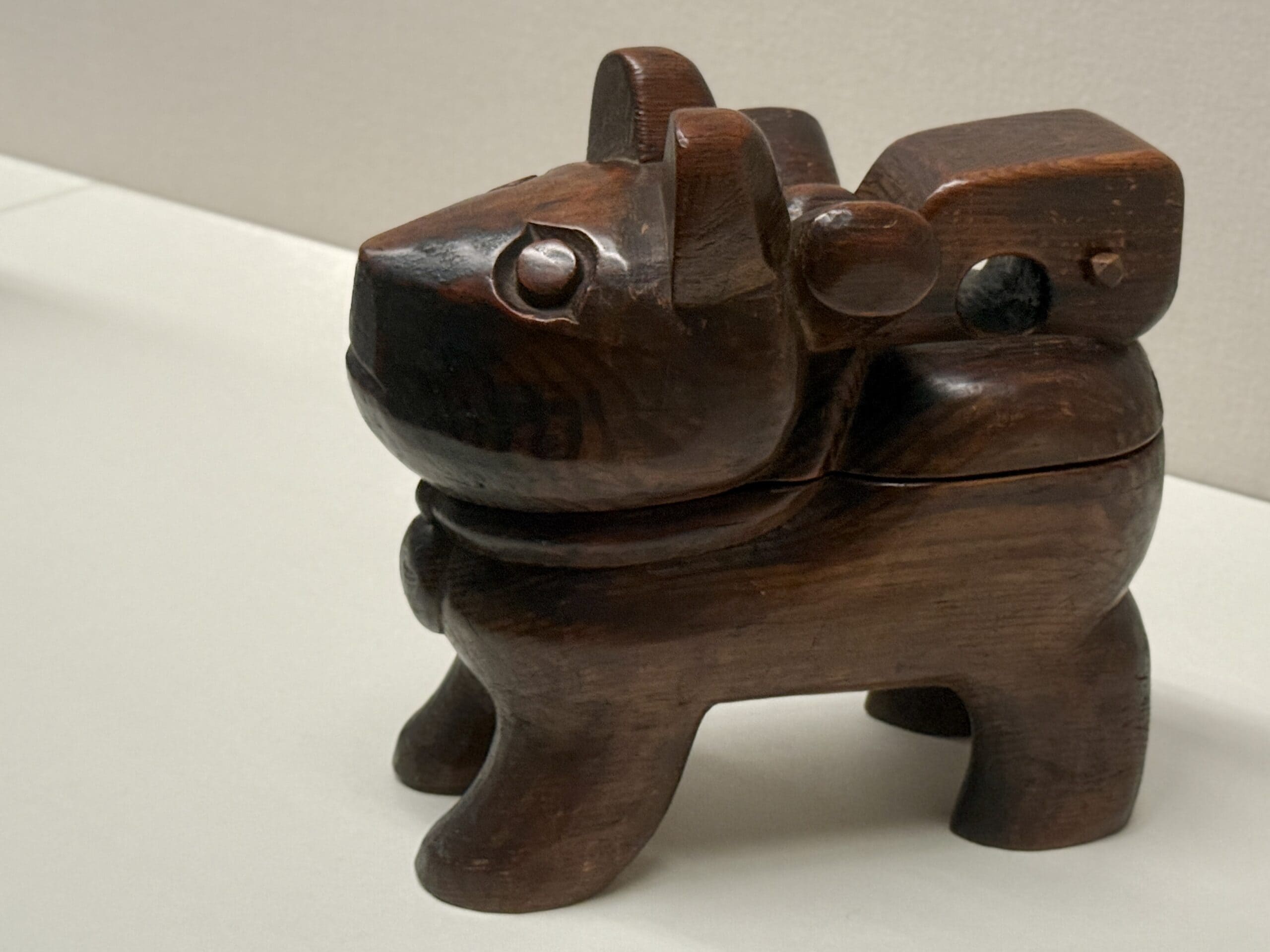 京都市京セラ美術館 特別展「民藝誕生100年—京都が紡いだ日常の美」02 「狛犬脇息」(1943)