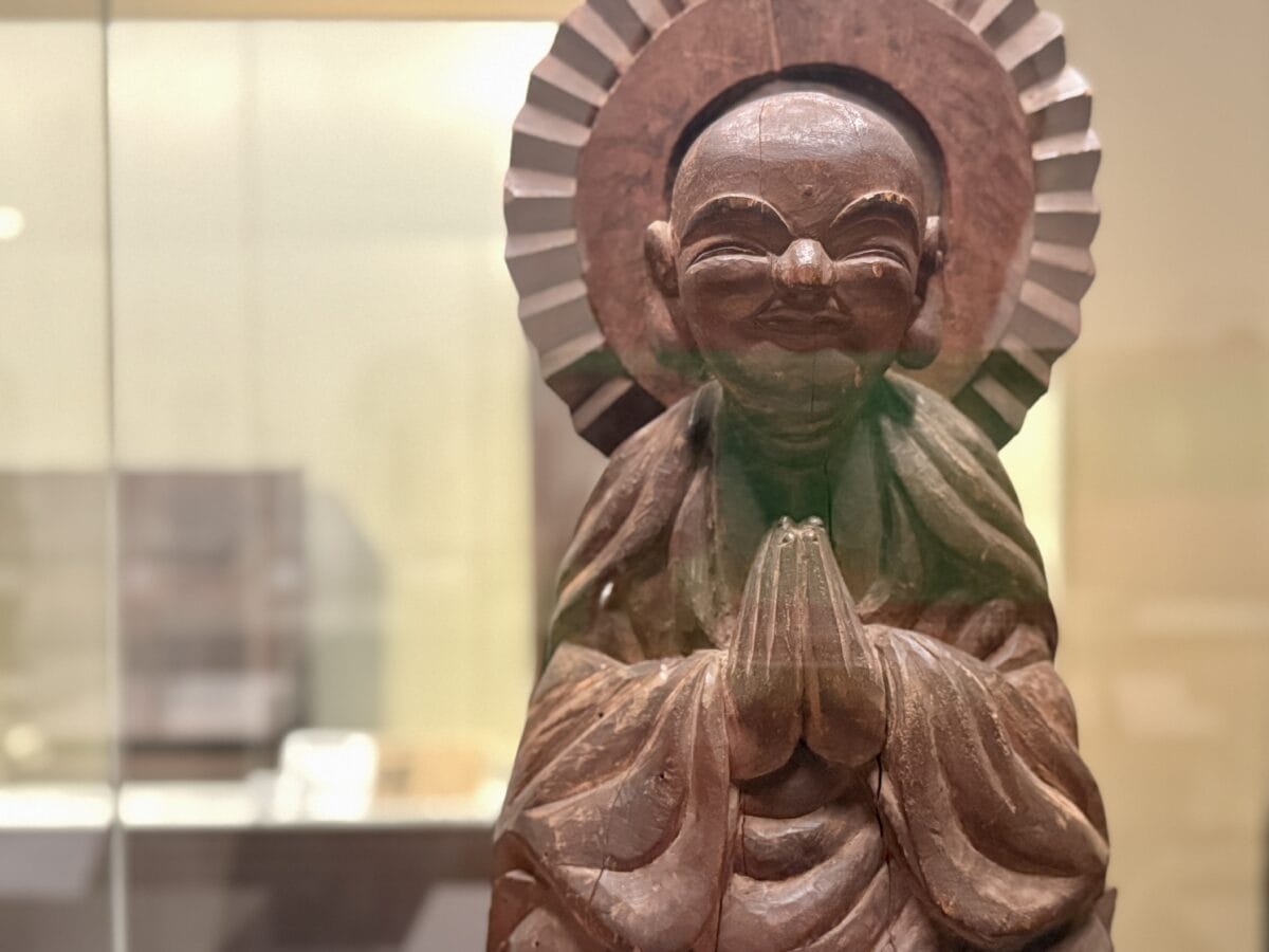 京都市京セラ美術館　特別展「民藝誕生100年—京都が紡いだ日常の美」03 木喰仏「地蔵菩薩像」（1801）