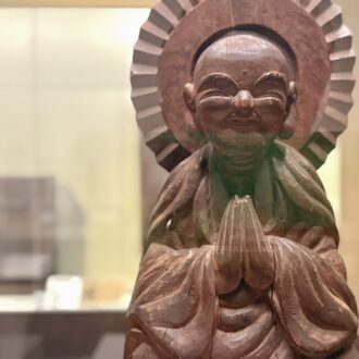 京都市京セラ美術館　特別展「民藝誕生100年—京都が紡いだ日常の美」03 木喰仏「地蔵菩薩像」（1801）