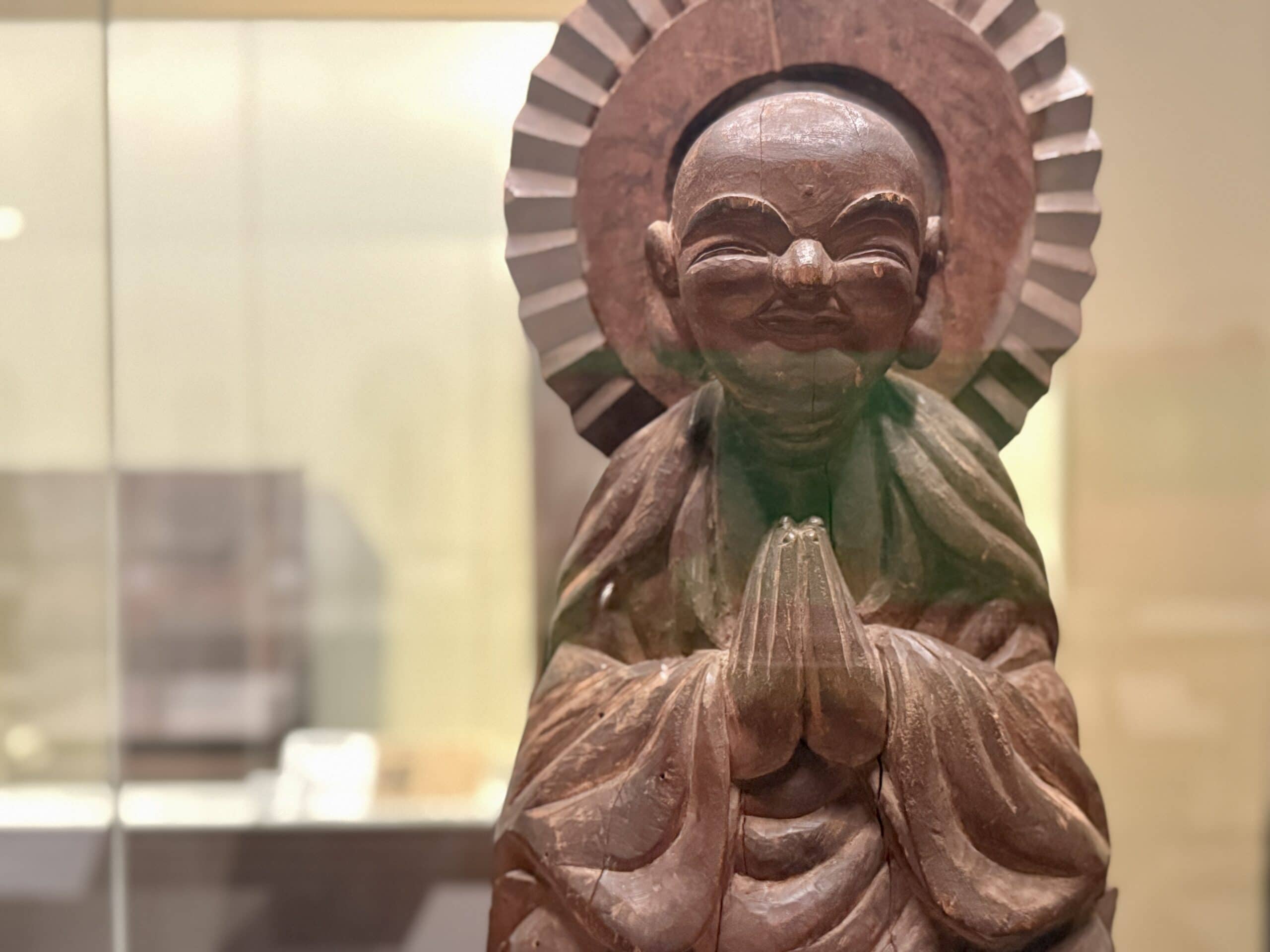 京都市京セラ美術館 特別展「民藝誕生100年—京都が紡いだ日常の美」03 木喰仏「地蔵菩薩像」(1801)