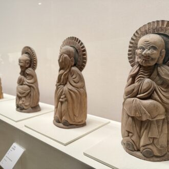 京都市京セラ美術館　特別展「民藝誕生100年—京都が紡いだ日常の美」04　木喰仏