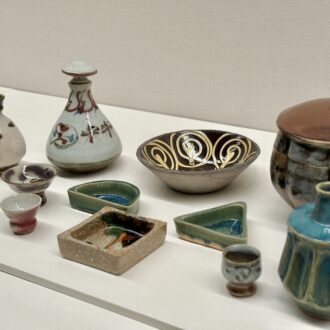 京都市京セラ美術館　特別展「民藝誕生100年—京都が紡いだ日常の美」06 河井寛次郎「食器一式」〈河井寛次郎記念館〉