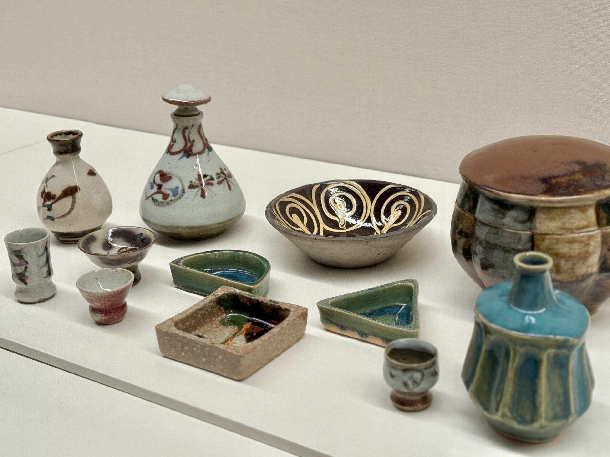 京都市京セラ美術館 特別展「民藝誕生100年—京都が紡いだ日常の美」06 河井寛次郎「食器一式」〈河井寛次郎記念館〉