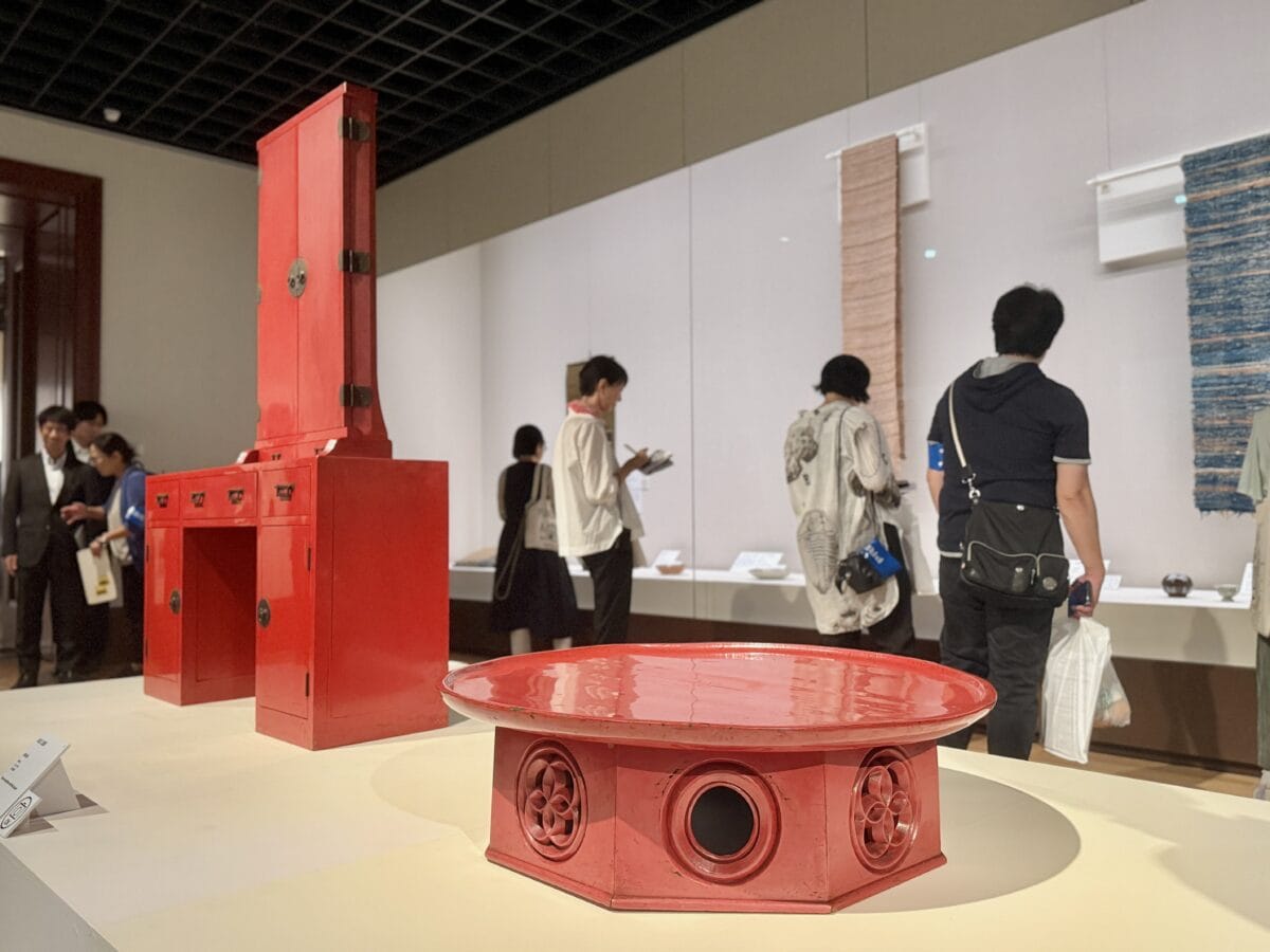 京都市京セラ美術館 特別展「民藝誕生100年—京都が紡いだ日常の美」12 黒田辰秋 左から、「朱漆三面鏡」(1934)、「朱漆宝結文円卓」(1936)〈ともに京都国立近代美術館〉