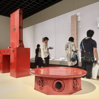 京都市京セラ美術館　特別展「民藝誕生100年—京都が紡いだ日常の美」12 黒田辰秋　左から、「朱漆三面鏡」（1934）、「朱漆宝結文円卓」（1936）〈ともに京都国立近代美術館〉
