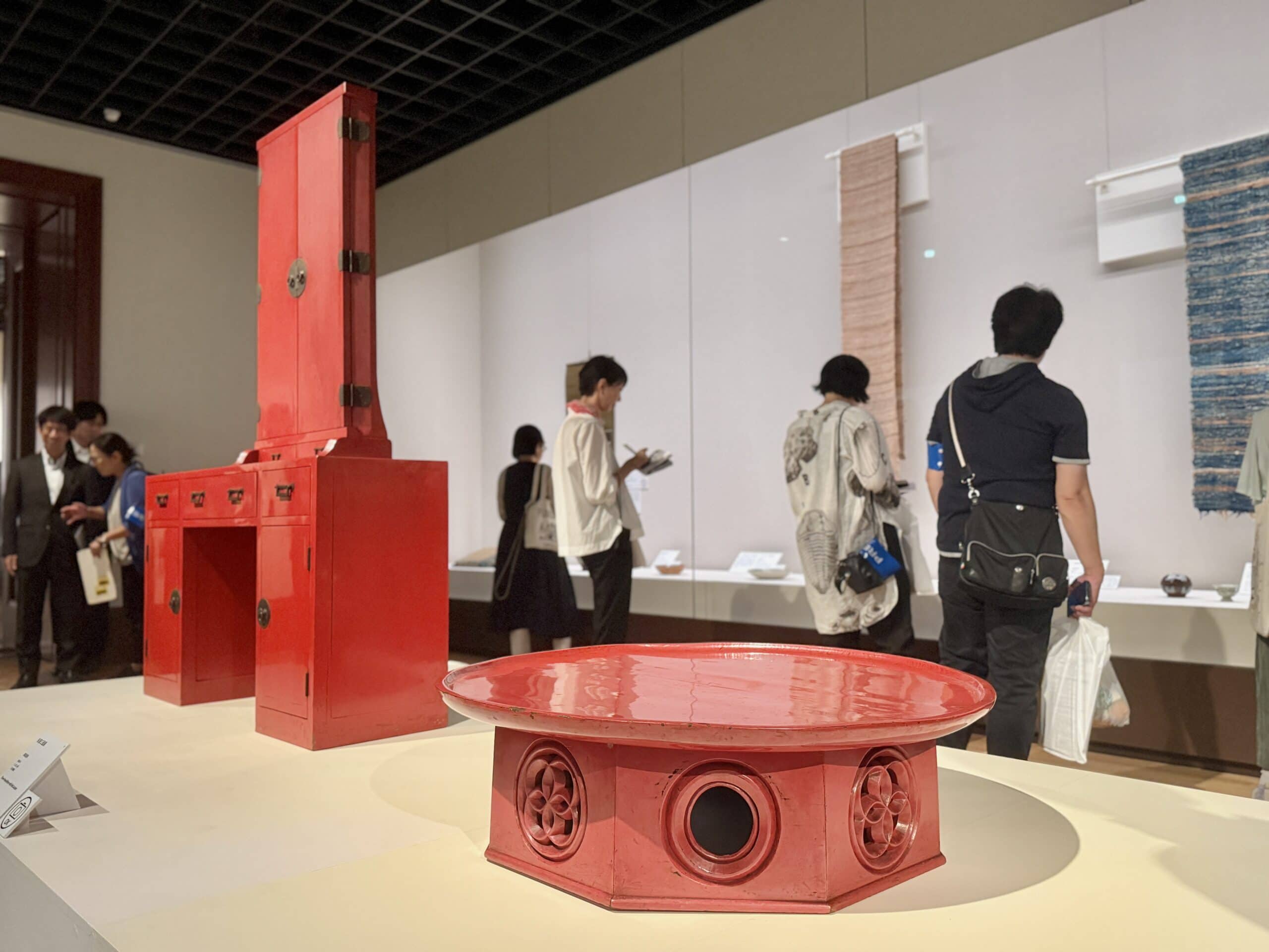 京都市京セラ美術館 特別展「民藝誕生100年—京都が紡いだ日常の美」12 黒田辰秋 左から、「朱漆三面鏡」(1934)、「朱漆宝結文円卓」(1936)〈ともに京都国立近代美術館〉