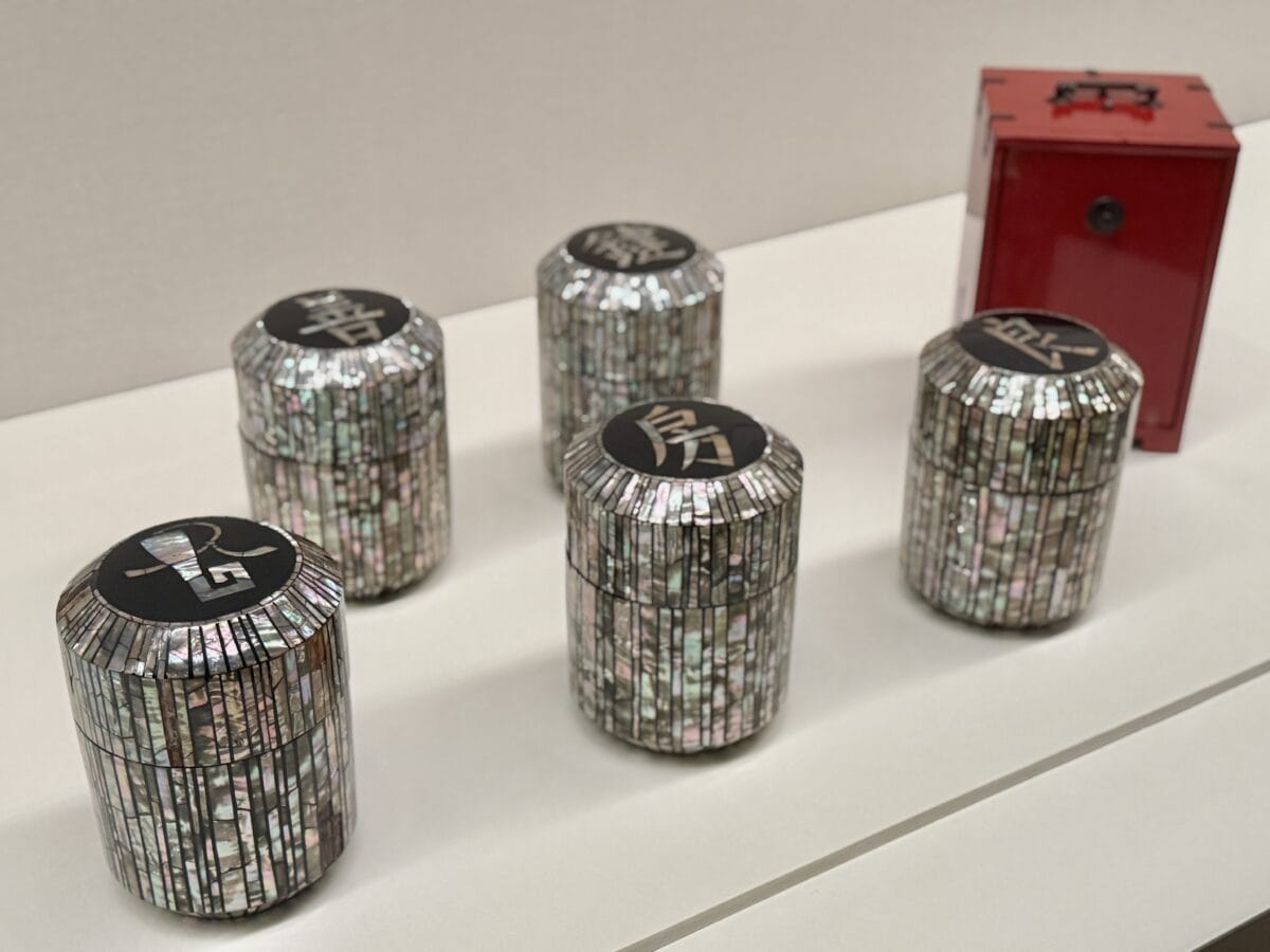 京都市京セラ美術館　特別展「民藝誕生100年—京都が紡いだ日常の美」14 黒田辰秋「螺鈿くずきり容器」「岡持ち」（1932）