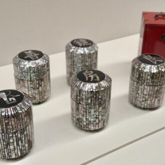 京都市京セラ美術館　特別展「民藝誕生100年—京都が紡いだ日常の美」14 黒田辰秋「螺鈿くずきり容器」「岡持ち」（1932）