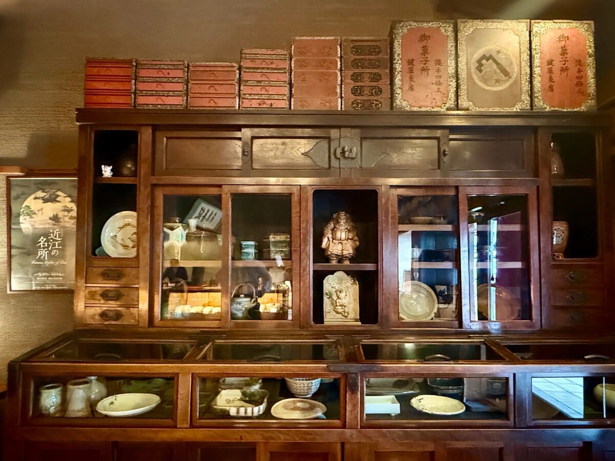 鍵善良房03 黒田辰秋「拭漆欅大飾棚」