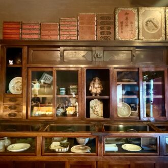 鍵善良房03 黒田辰秋「拭漆欅大飾棚」