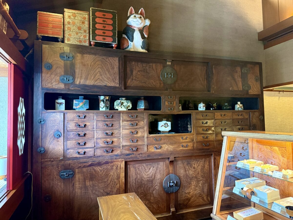 鍵善良房04 黒田辰秋「拭漆欅大飾棚」