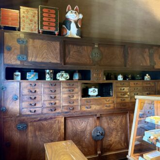 鍵善良房04 黒田辰秋「拭漆欅大飾棚」