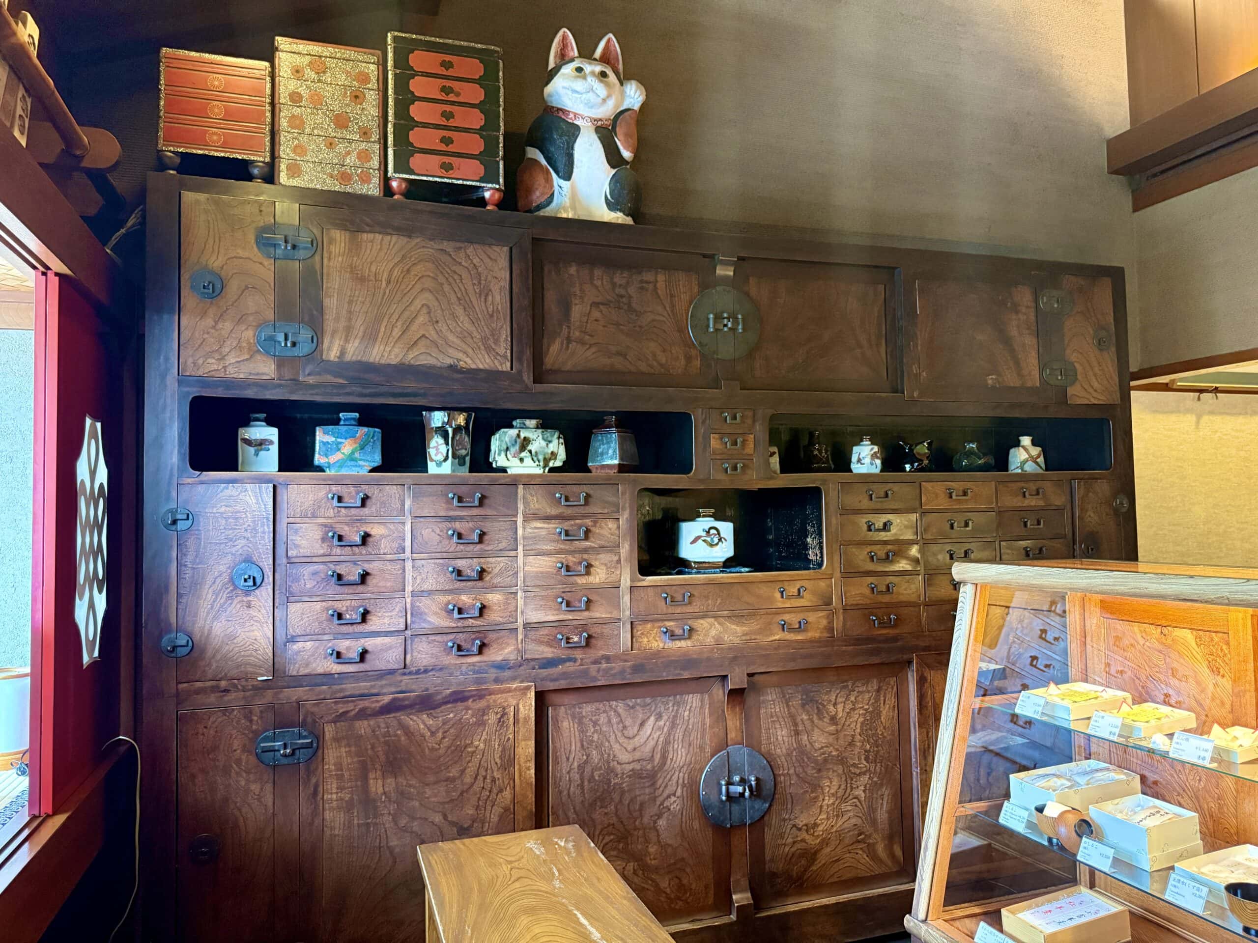 鍵善良房04 黒田辰秋「拭漆欅大飾棚」