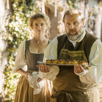 フランス革命前夜に庶民のためのレストランを開いた男の物語。『デリシュ！』©︎ 2020 NORD-OUEST FILMS―SND GROUE M6ーFRANCE 3 CINÉMA―AUVERGNE-RHôNE-ALPES CINÉMA―ALTÉMIS PRODUCTIONS