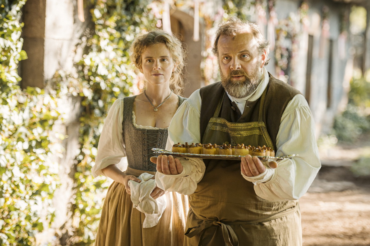 フランス革命前夜に庶民のためのレストランを開いた男の物語。『デリシュ！』©︎ 2020 NORD-OUEST FILMS―SND GROUE M6ーFRANCE 3 CINÉMA―AUVERGNE-RHôNE-ALPES CINÉMA―ALTÉMIS PRODUCTIONS