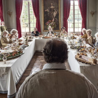 ジャガイモを使った料理が貴族の逆鱗に触れてしまう。『デリシュ！』©︎ 2020 NORD-OUEST FILMS―SND GROUE M6ーFRANCE 3 CINÉMA―AUVERGNE-RHôNE-ALPES CINÉMA―ALTÉMIS PRODUCTIONS