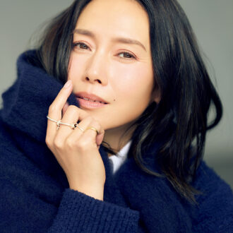 首に巻いたニット￥39,600、ニット￥28,600／ともにロンハーマン、シャツ￥58,300 ／セブリン（すべてロンハーマン）、3連リング￥352,000、小指￥198,000 ／ともにスピネリキルコリン（リトルリーグ インク）