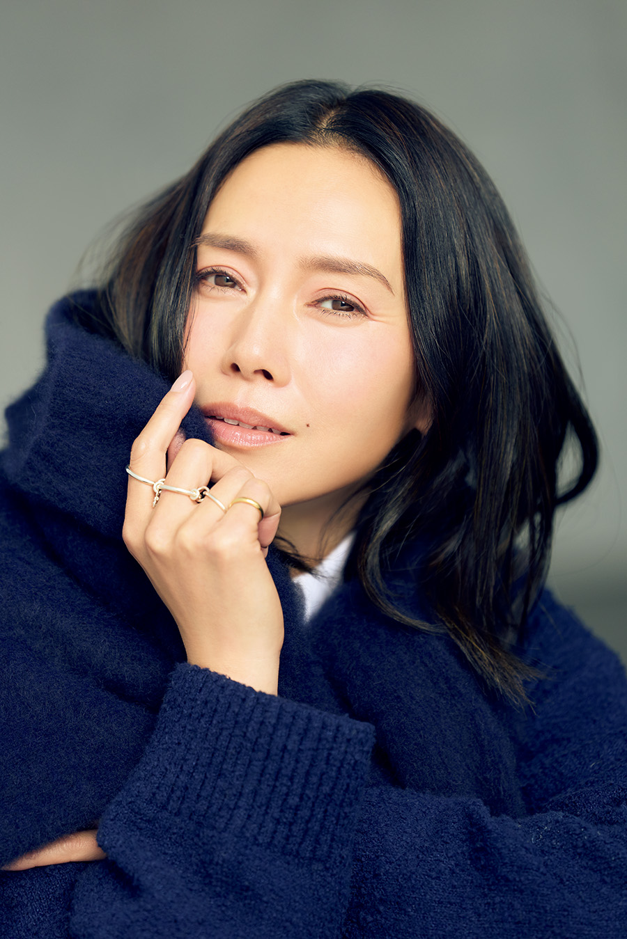 首に巻いたニット¥39,600、ニット¥28,600/ともにロンハーマン、シャツ¥58,300 /セブリン(すべてロンハーマン)、3連リング¥352,000、小指¥198,000 /ともにスピネリキルコリン(リトルリーグ インク)