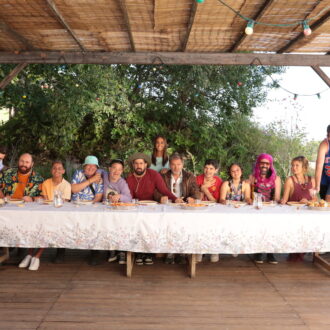 笑顔あふれる撮影現場だったという。メイキング写真。『サムシング・エクストラ！ やさしい泥棒のゆかいな逃避行』© 2024 CINE NOMINE - M6 FILMS - AUVERGNE-RHÔNE-ALPES CINEMA – SAME PLAYER - KABO FILMS - ECHO STUDIO - BNP PARIBAS PICTURES - IMPACT FILM