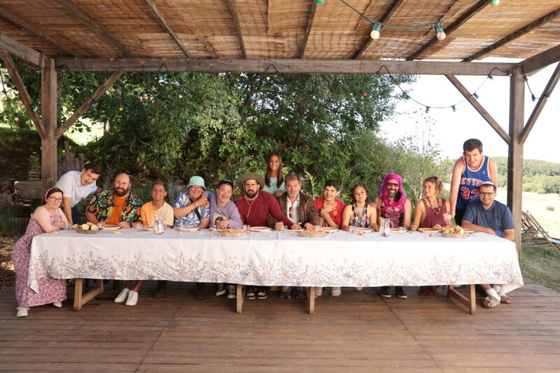 笑顔あふれる撮影現場だったという。メイキング写真。『サムシング・エクストラ！ やさしい泥棒のゆかいな逃避行』© 2024 CINE NOMINE - M6 FILMS - AUVERGNE-RHÔNE-ALPES CINEMA – SAME PLAYER - KABO FILMS - ECHO STUDIO - BNP PARIBAS PICTURES - IMPACT FILM