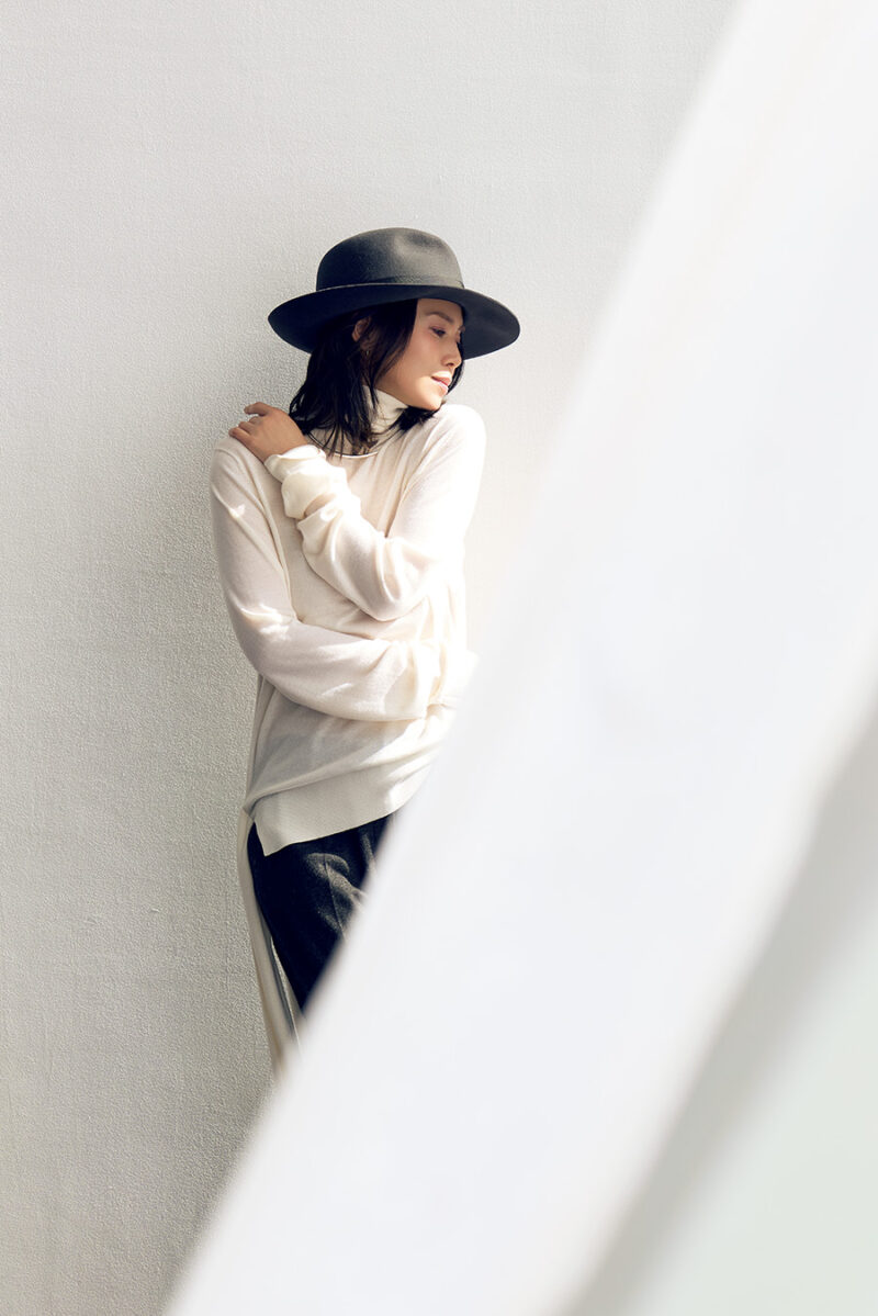 ニット￥83,050、パンツ￥90,750／ともにトーテム（トーテム クライアントサービス）、ハット￥91,300 ／ボルサリーノ（中央帽子）、ピアス￥187,000 ／ベッティーナジャヴァエリ、ネックカフ￥47,300／ロンハーマン（ともにロンハーマン）