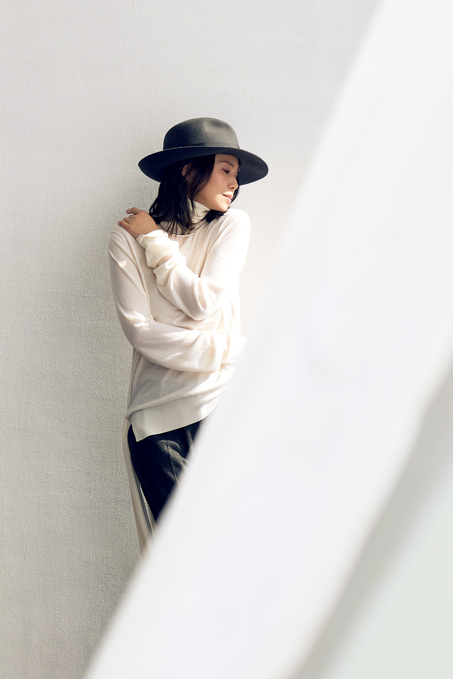 ニット¥83,050、パンツ¥90,750/ともにトーテム(トーテム クライアントサービス)、ハット¥91,300 /ボルサリーノ(中央帽子)、ピアス¥187,000 /ベッティーナジャヴァエリ、ネックカフ¥47,300/ロンハーマン(ともにロンハーマン)