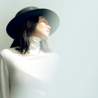 ニット￥83,050、パンツ￥90,750／ともにトーテム（トーテム クライアントサービス）、ハット￥91,300 ／ボルサリーノ（中央帽子）、ピアス￥187,000 ／ベッティーナジャヴァエリ、ネックカフ￥47,300／ロンハーマン（ともにロンハーマン）