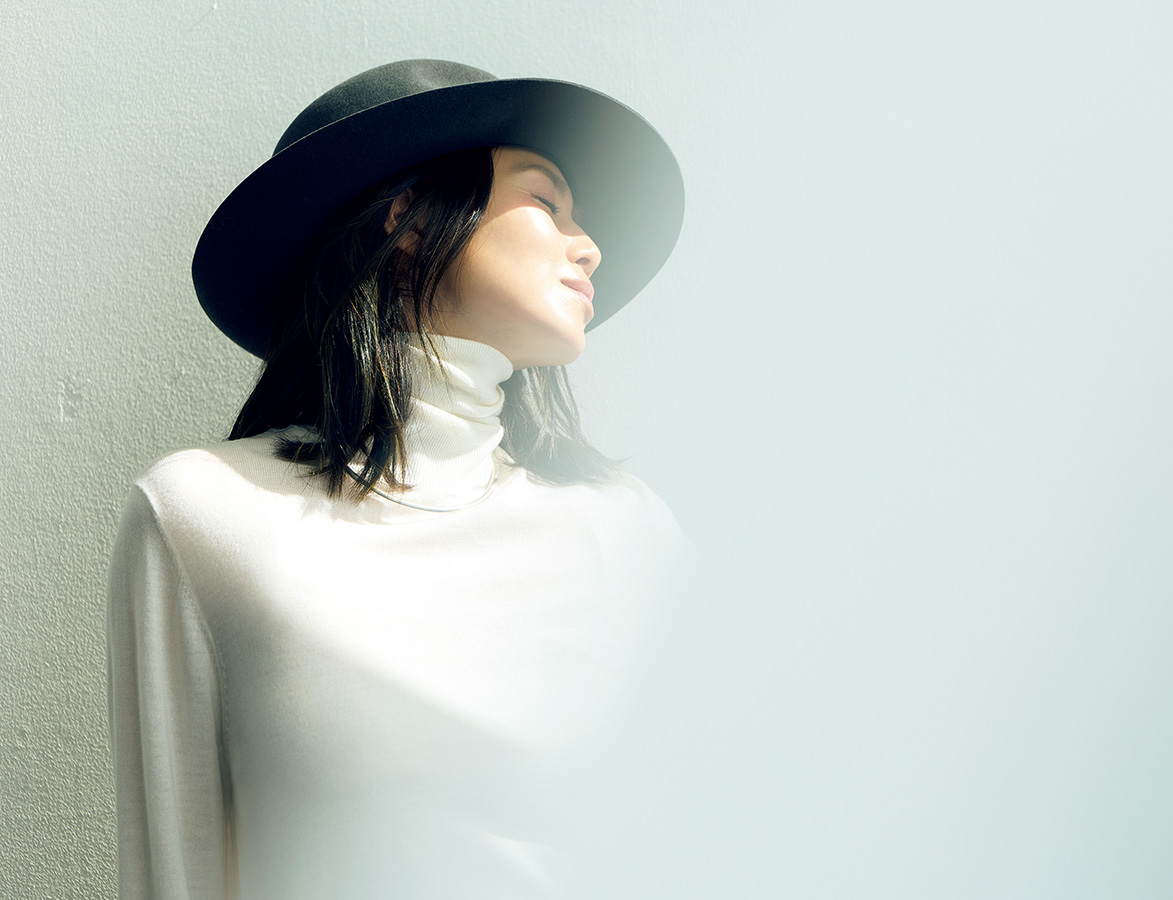 ニット¥83,050、パンツ¥90,750/ともにトーテム(トーテム クライアントサービス)、ハット¥91,300 /ボルサリーノ(中央帽子)、ピアス¥187,000 /ベッティーナジャヴァエリ、ネックカフ¥47,300/ロンハーマン(ともにロンハーマン)