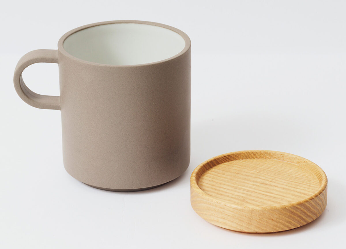 マグカップミディアム385mL¥3,300、トレイ 85mm¥2,750／ともにハサミポーセリン（東京西海）