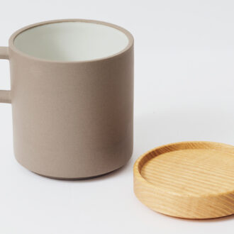 マグカップミディアム385mL¥3,300、トレイ 85mm¥2,750／ともにハサミポーセリン（東京西海）