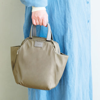 トラベル2wayミニボストンはミニトートとして使っても素敵。